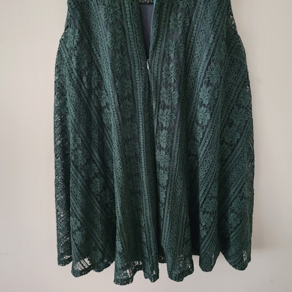 STORETS Emerald Green Floral Lace Modest Midi Dress - Picture 3 of 8